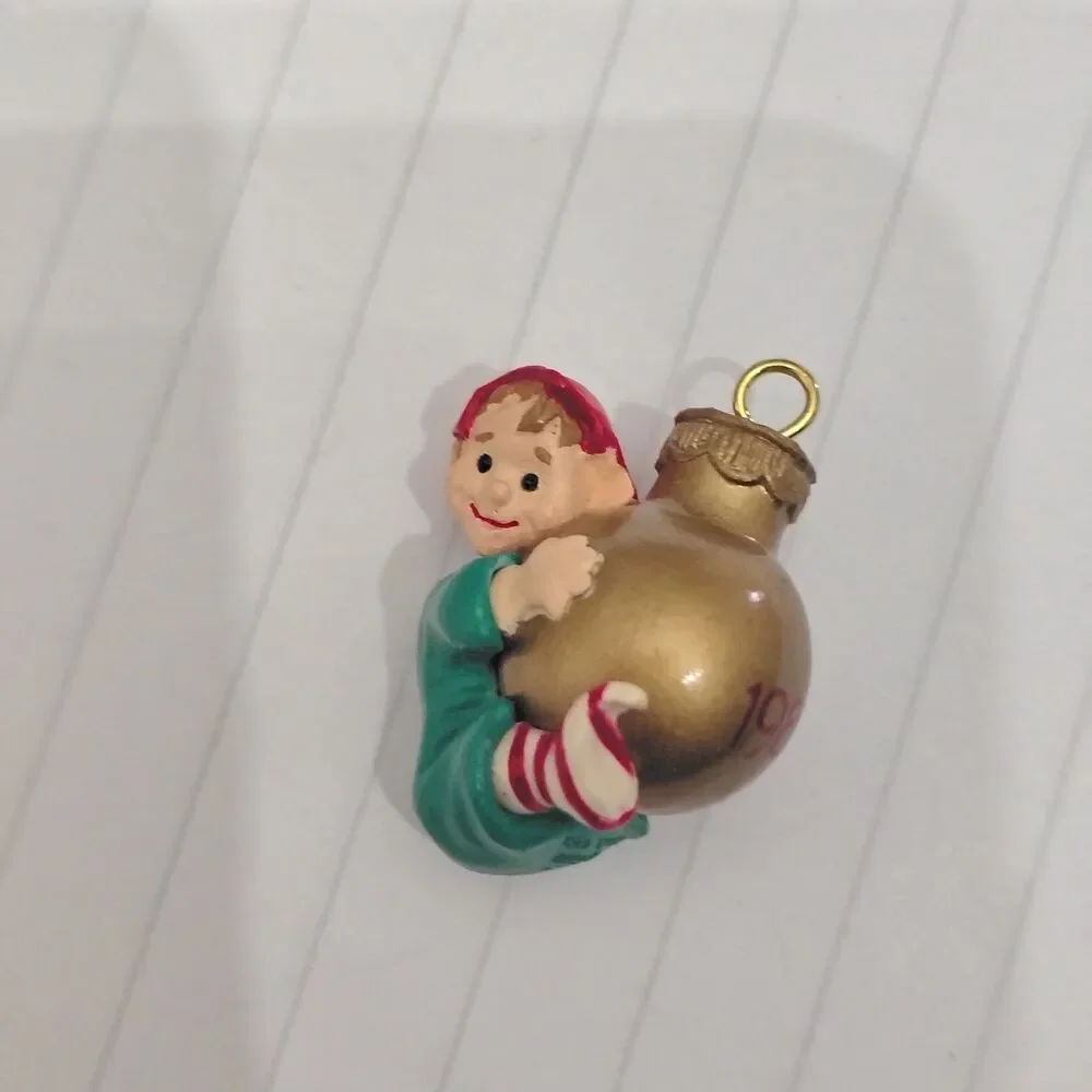 VTGHallmark  Load of Cheer  Elf Holding on to Globe Ornament - Miniature